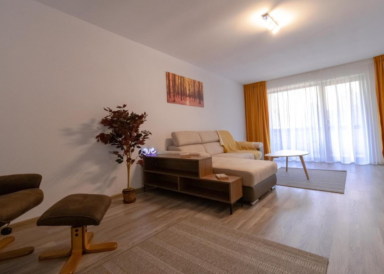 Transylvanian Apt. W/ Lrg. Terrace And Parking - Karpatenhaus Brassó Kültér fotó